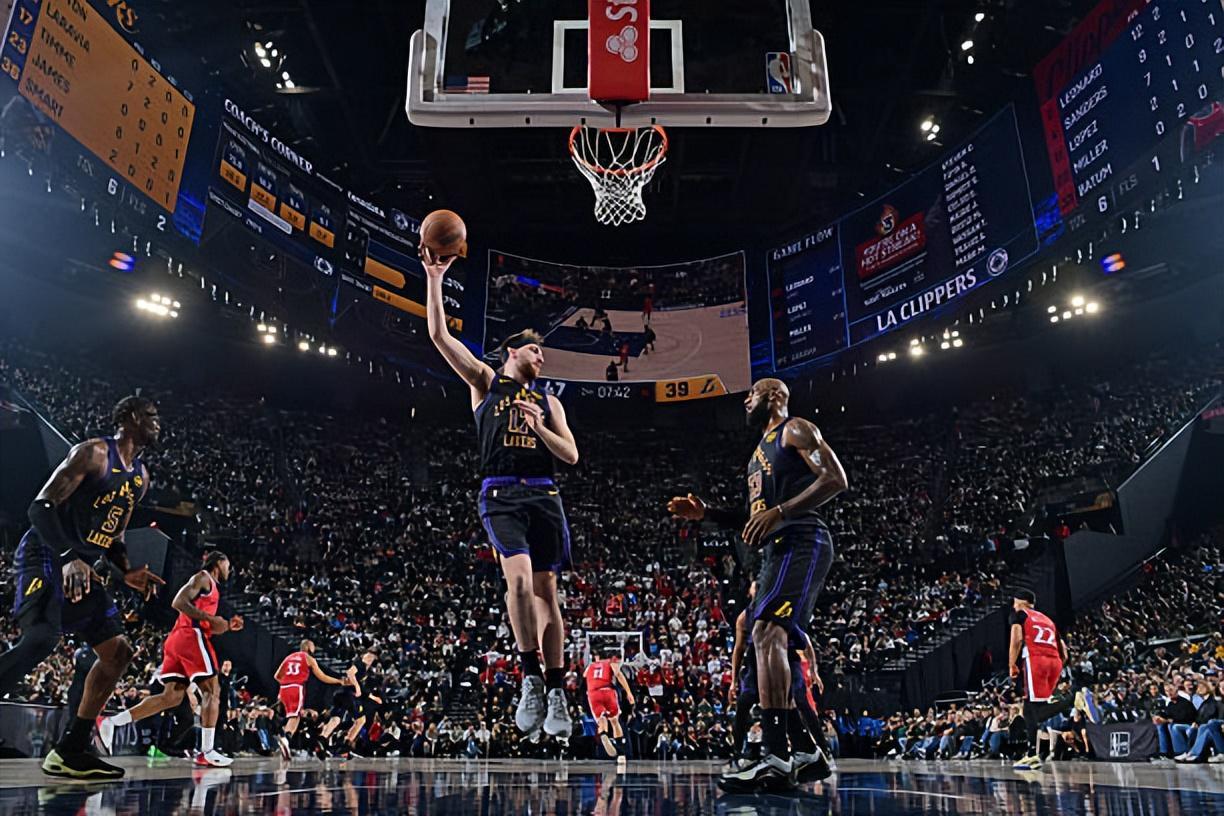 爱游戏登录入口-强力得分手也球都摸不着！湖人的战术安排实在是令人无法理解？