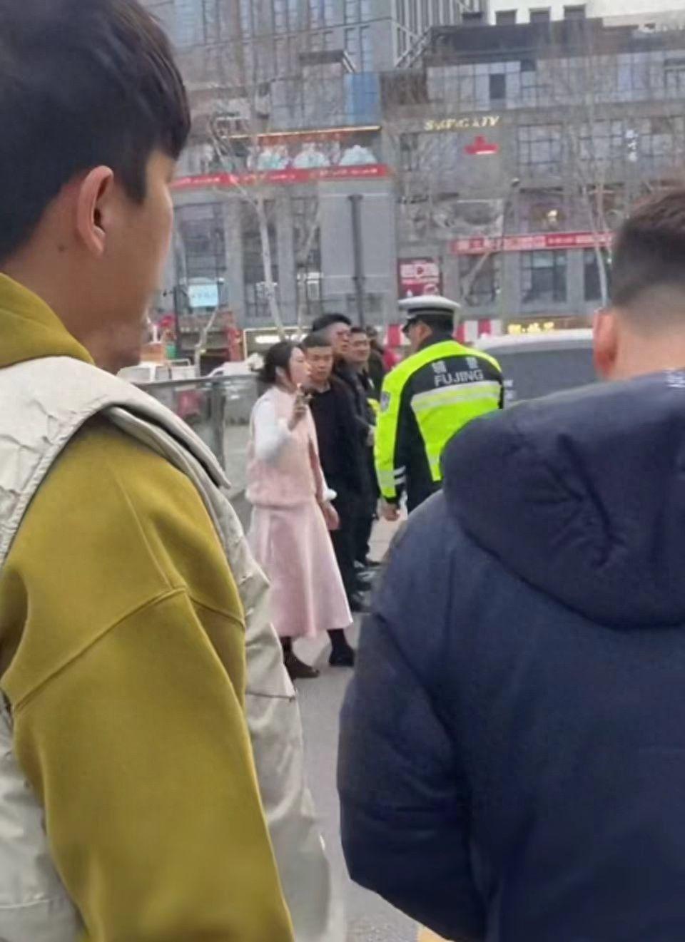 爱游戏官网-扬州一女子车祸被打后续：长相曝光，人无赖嘴恶毒，全家受到舆论